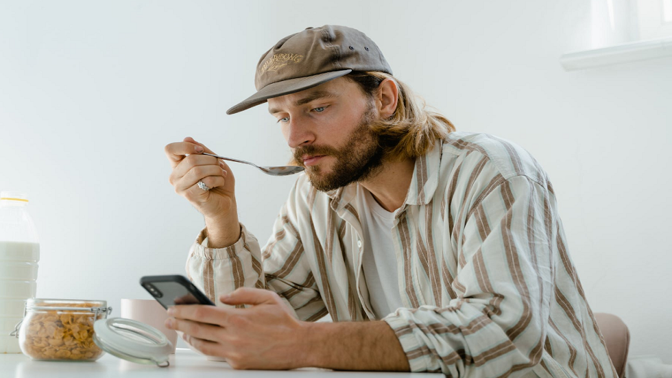 هل هاتفك يتنصت عليك حقا؟ ..  تجربة بسيطة يمكن تطبيقها للتأكد من ذلك