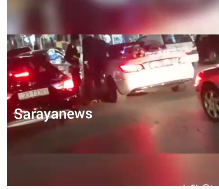 بالفيديو  .. عمان : شرطي سير يوقف مركبة عروس و عريس  ليحرر لهما مخالفة سير 