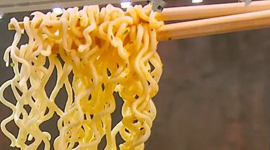 الإندومي تثير ضجة ..  طبيب سعودي يشعل زوبعة 