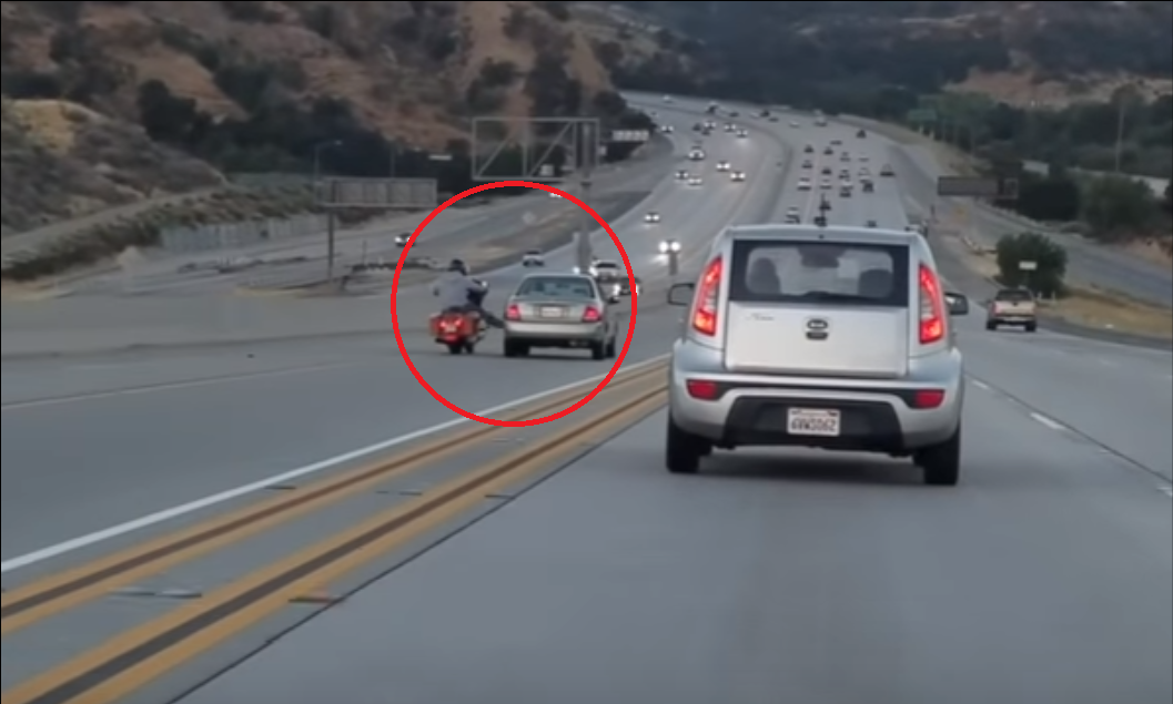 بالفيديو .. ركل السيارة بقدمه فحدثت الكارثة 