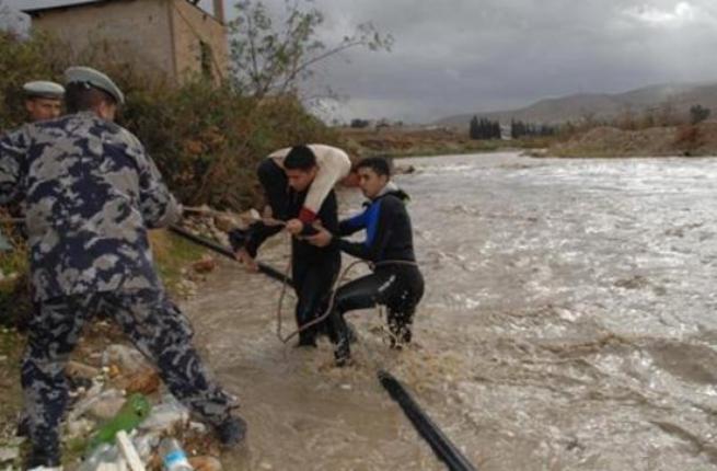   إنقاذ 60 شخص في الجفر حاصرتهم السيول
