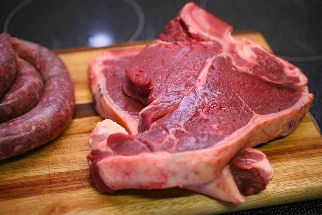 تفسير حلم تقطيع اللحم النيء بالسكين في المنام