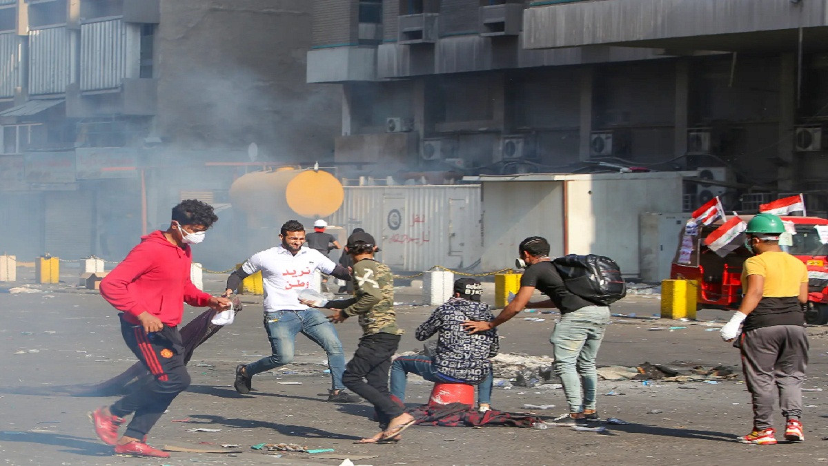 بعد رفع حظر التجول ..  مقتل متظاهر عراقي برصاص مجهولين في بغداد