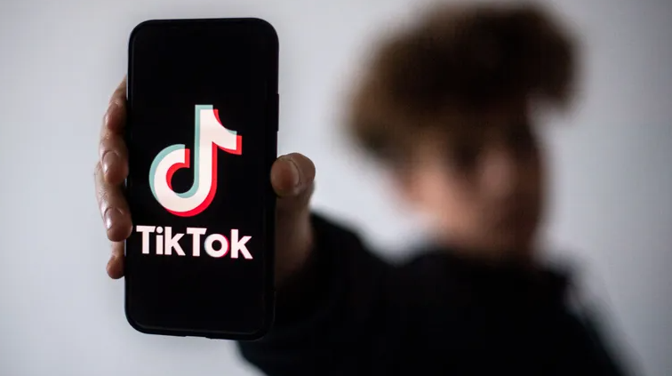 بريطانيا تحظر TikTok على الهواتف الحكومية