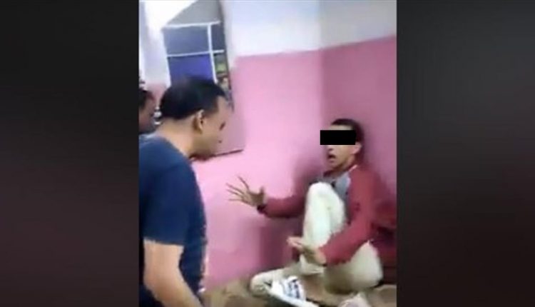 بالفيديو  ..  وحوش بشرية تعتدي بالضرب على شاب من ذوي الإعاقة الذهنية 