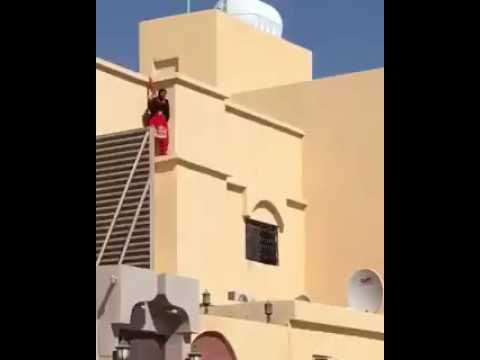 بالفيديو ..  حادثة غريبة ..  سعودي يمنع خادمة من الانتحار بإغرائها بالفلفل !