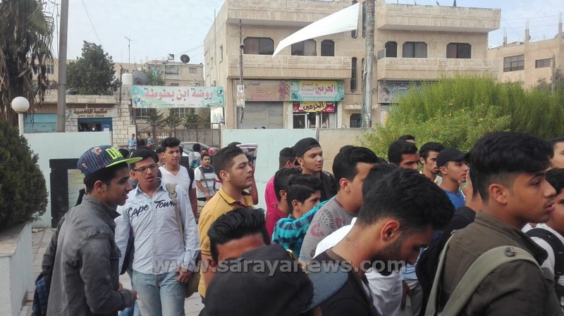 بالفيديو ..  والصور ..  طلاب الثانوية العامة يحتجون امام مديرية تربية مادبا على نظام الفصل الواحد 