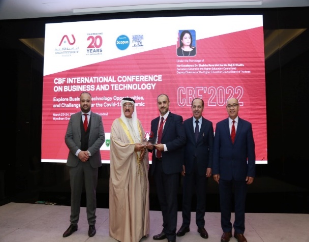 تكريم كلية الأعمال في جامعة فيلادلفيا لمشاركتها في تنظيم مؤتمر الأعمال والتكنولوجيا في البحرين 