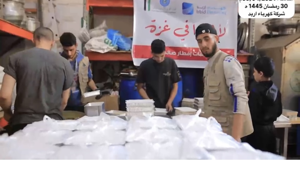 بالفيديو :شركة كهرباء اربد توزع وجبات غذائية في اخر يوم برمضان بغزة