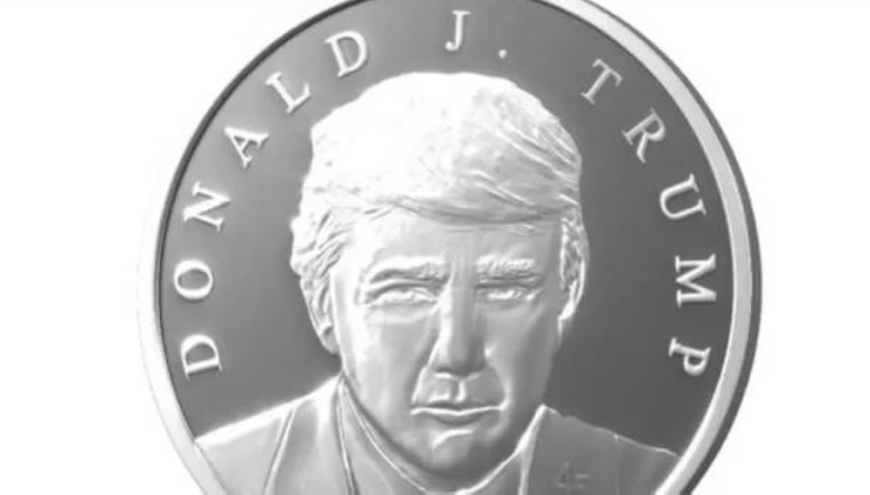 صممها بنفسه ..  ترامب يطلق عملته الرسمية من الفضة الخالصة