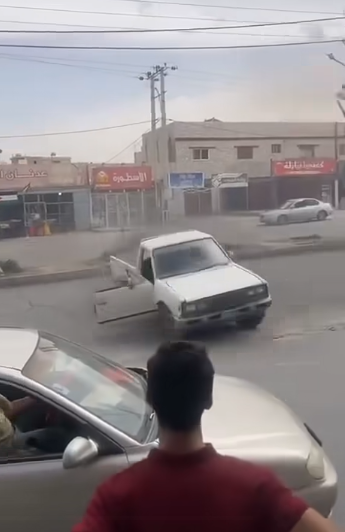 بالفيديو ..  سائق يعرّض حياة رجال الأمن والمارة للخطر باستعراض متهور  