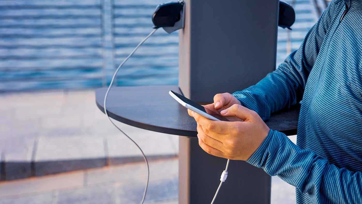 خطر يهدد الهواتف عبر منافذ الشحن العامة  