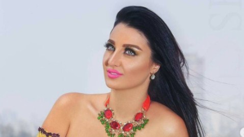 سيدة تطلب خلع زوجها بسبب هوسه و حبه للراقصة المصرية "صافيناز"