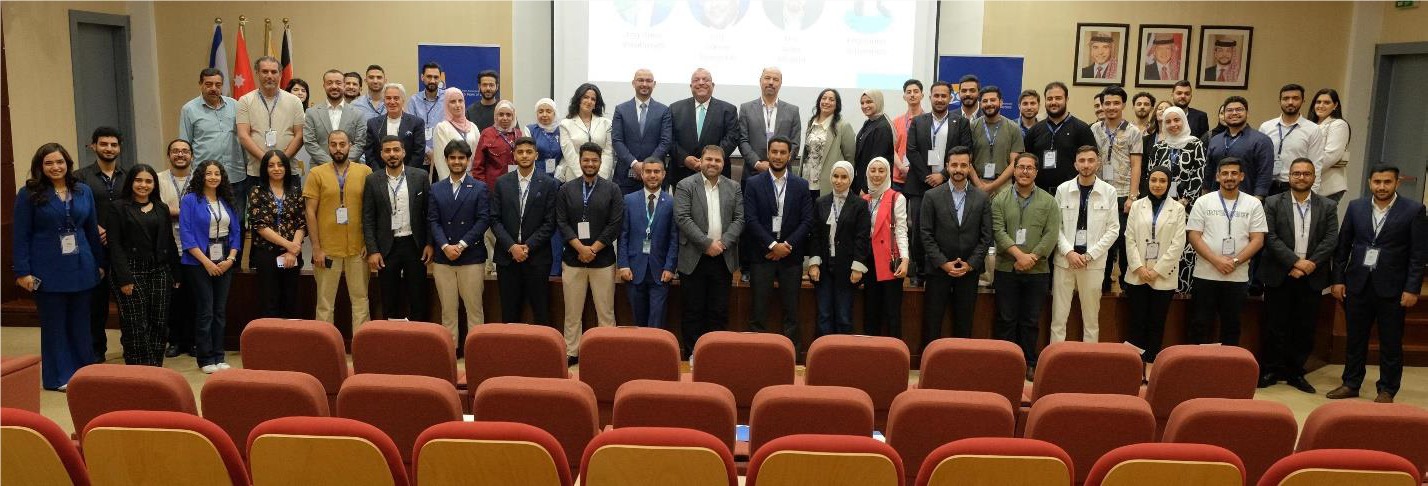 طلبة "هندسة الطاقة المتجددة" يشاركون في مؤتمر علمي حول حلول الطاقة المتجددة