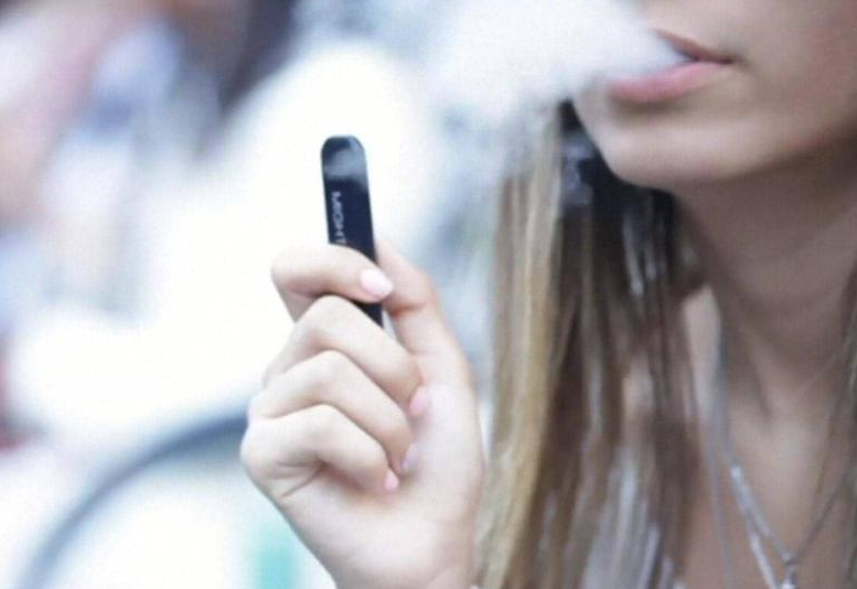 دراسة صادمة لعشاق "السجائر الإلكترونية"  ..  تدخين "الفيب" يزيد فرص الإصابة بكورونا