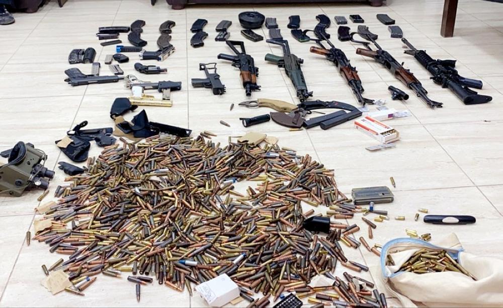 ضبط 11 سلاحاً نارياً وكميات كبيرة من الذخيرة بمنزل احد الاشخاص في عمان