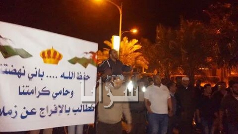 بالصور : مسيرة لعمال الميناء لدار المحافظة ..  وارشيدات لم يراجعني من يكفل اياً منهم