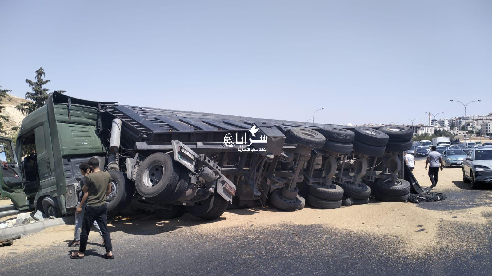 بالفيديو والصور  ..  ازدحام مروري خانق على طريق المطار بسبب انقلاب "قلاب" محمّل بالرمل