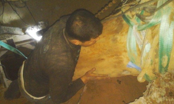 بالصور  ..  إخراج صاروخ f16 من منزل بغزة