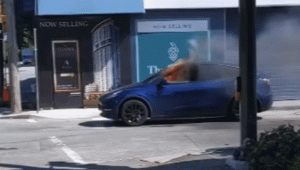 اشتعال سيارة تيسلا موديل Y بشكل مفاجئ ونجاة سائقها “فيديو”