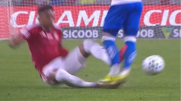 عقوبة غريبة في البرازيل ..  إيقاف لاعب حتى شفاء منافسه من الإصابة