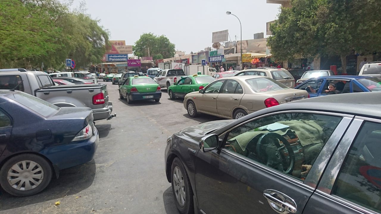 بالصور .. الزبن يهدد باغلاق محطات وقود نهائياً لبيعها كوبونات محروقات للمواطنين 