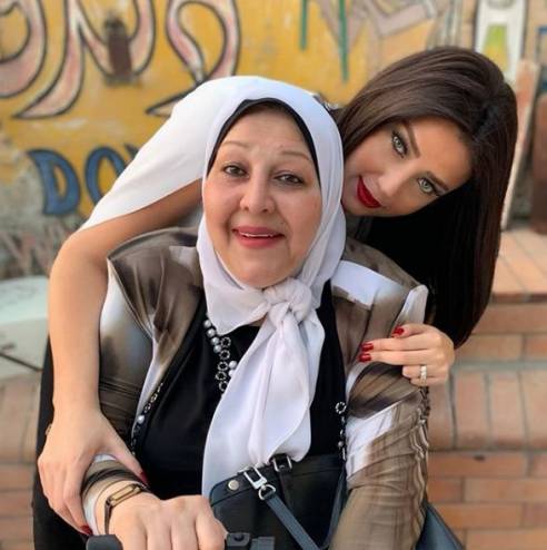 رضوى الشربيني تنعي والدتها: ماتت من كنت أكرم من أجلها