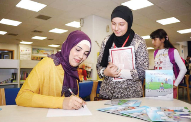 الكاتبة سعد توقع كتابها الموجه للأطفال في “القاهرة للكتاب”