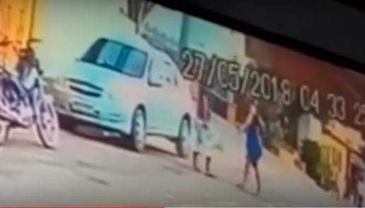 بالفيديو  ..  لحظة قيام سيدة بقتل زوجها بعدما ضبطته مع عشيقته في الشارع 