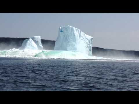 بالفيديو  ..  انهيار جبل جليدي