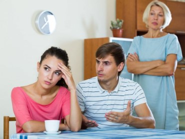 كيفية التعامل في افتعال الأم المشاكل مع زوجات الأبناء