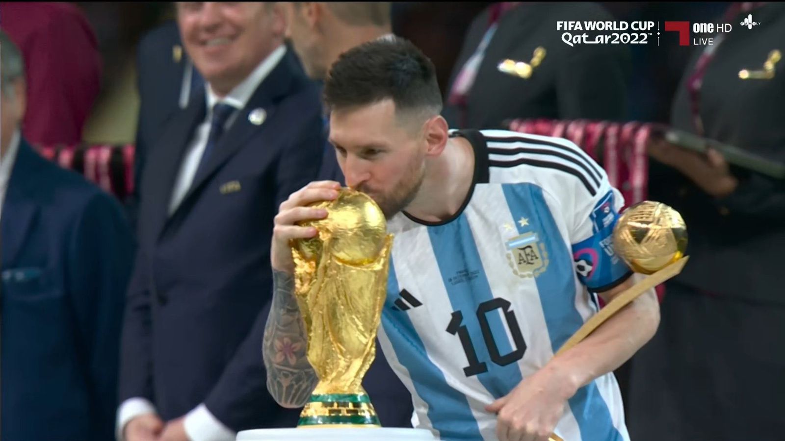 ميسي يحصد جائزة الكرة الذهبية كأفضل لاعب فى بطولة كأس العالم 2022