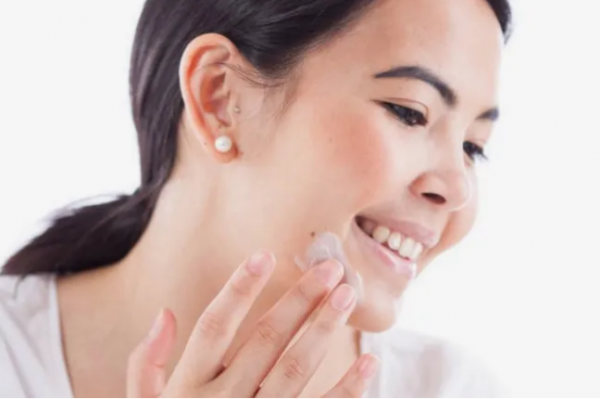 واقي الشمس وحده لا يكفي  ..  مستحضرات أساسية لحماية بشرتك يومياً