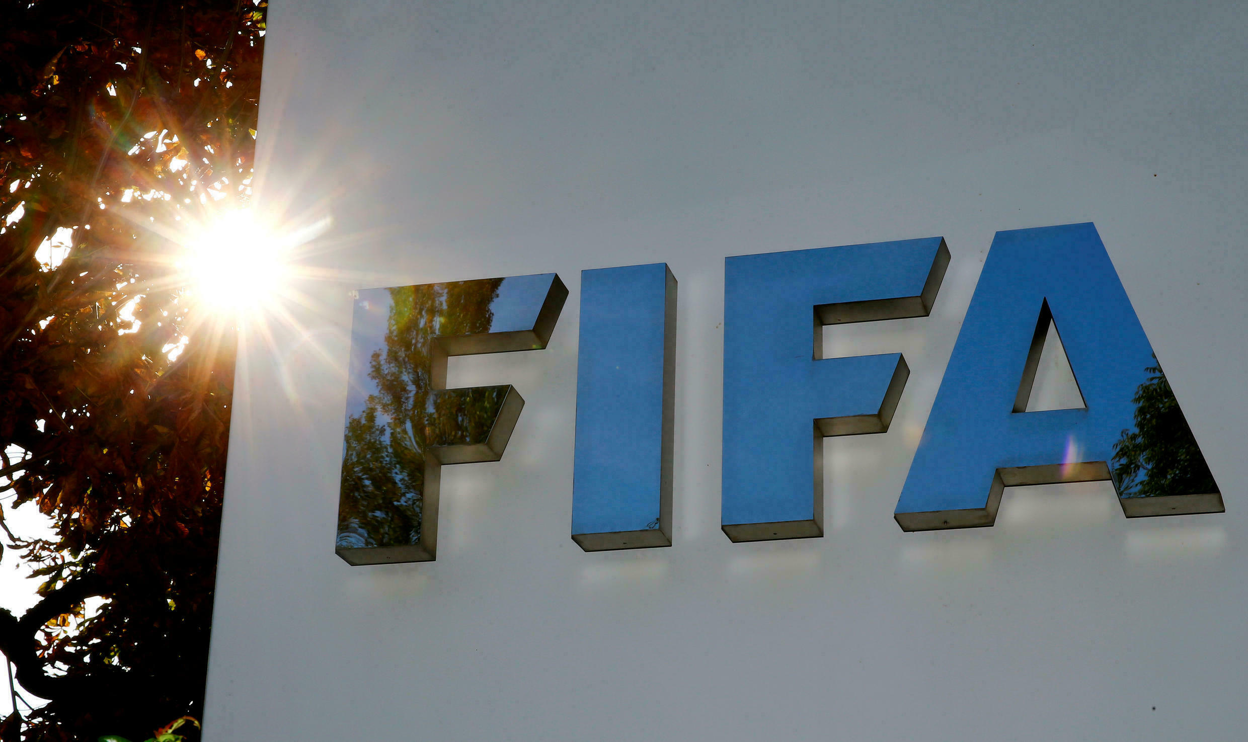 الفيفا يعاقب منتخبًا عربيًا 