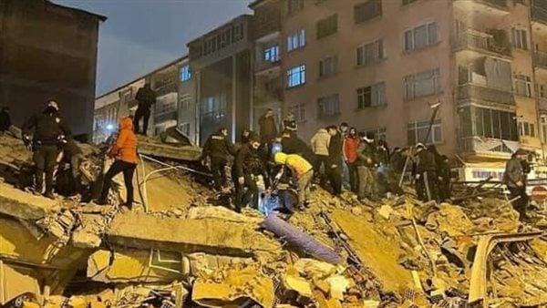 انهيار مبنى في ريف حلب وعالقون تحت الأنقاض