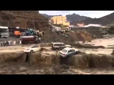 بالفيديو ..  سيول عارمة تجرف السيارات وتغطي المباني في السعودية