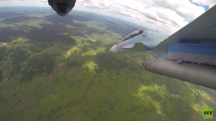 بالفيديو  ..  شاهد دقة الطيارين الروس في إلقاء القنابل 
