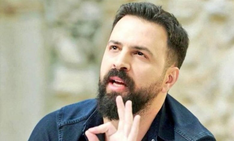 صورة تجمع تيم حسن بوالديه تعرفوا إليهما