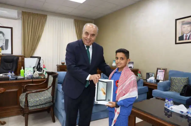 وقف احتراما للنشيد الوطني خارج المدرسة ..  وزير التربية يكرّم الطالب عابد أبو محفوظ 