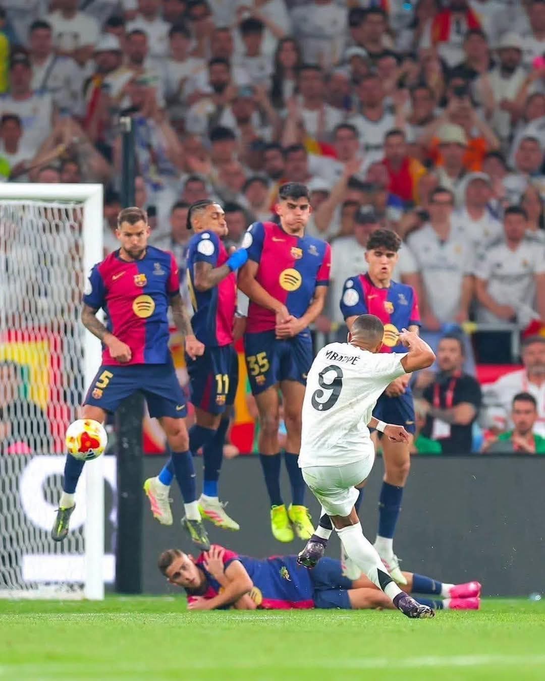 "بعد السقوط مجددًا أمام الغريم التقليدي" ..  ريال مدريد يدرس إقالة "انشيلوتي" إثر الهزيمة الـ4 على التوالي - فيديو