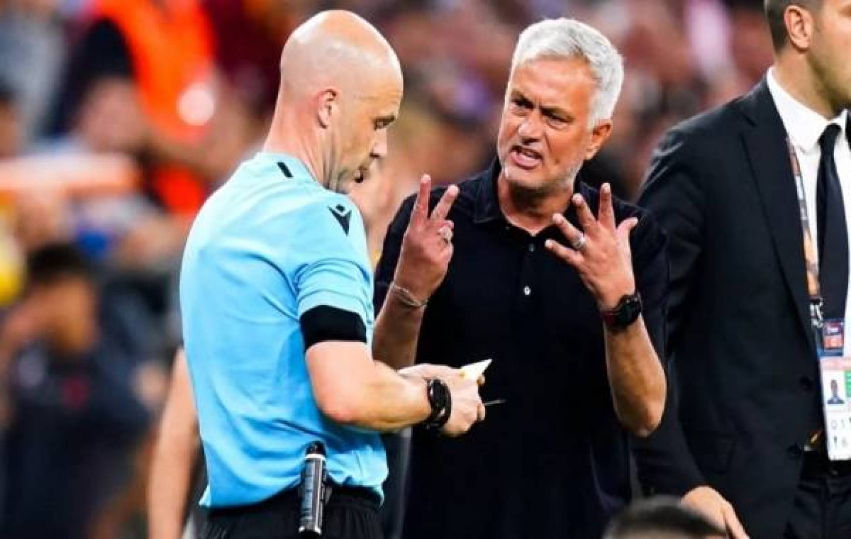 "اليويفا" يتهم مورينيو بإهانة حكم نهائي الدوري الأوروبي