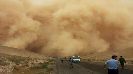 شاهد ..  عواصف رملية تجتاح عدة مناطق في الأردن  