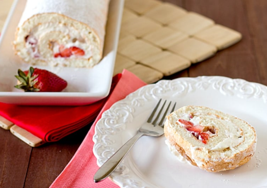 سويسرول الفراولة والكريمة