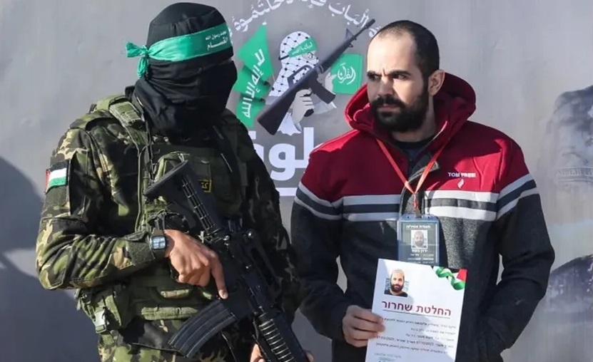 أسرى إسرائيليون مفرج عنهم يطالبون نتنياهو بتنفيذ اتفاق غزة "بالكامل"