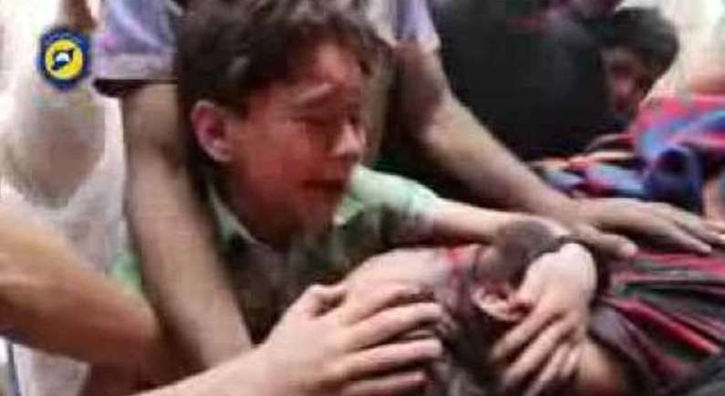 بالفيديو  .. طفل نجا من مجزرة بحلب يصرخ بهستيرية أمام جثمان والده: “بابا لا تتركني ..  يا الله صبرني”