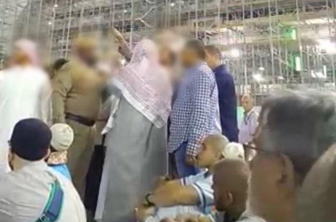 بالفيديو  ..  عراك بالأيدي بين مُعتمر وأحد أفراد الأمن داخل الحرم المكي ..  تبادلا الصفعات واللكمات  