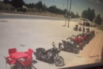 بالفيديو  ..  سيارة متهورة تصطدم بدراجات نارية على طريق البحر الميت