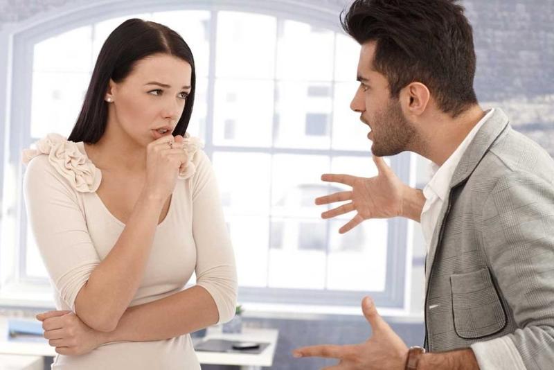 اصبحت علاقتي متوترة مع زوجي بسبب وجود أهله بحياتي
