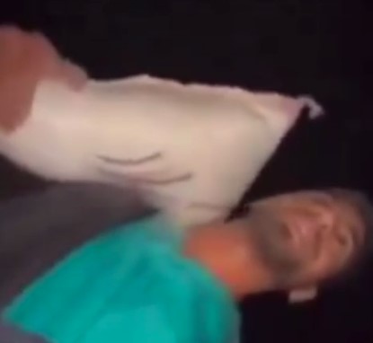 بالبكاء والدموع  ..  غزي يحتضن الطحين الأردني ويأمل في "منقوشة زعتر" من يد أمه بعد شهرين من الحرمان  ..  فيديو