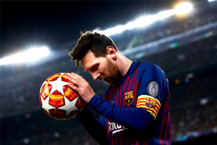 ميسي يضحي بنصف راتبه للتوقيع مع برشلونة حتى 2026